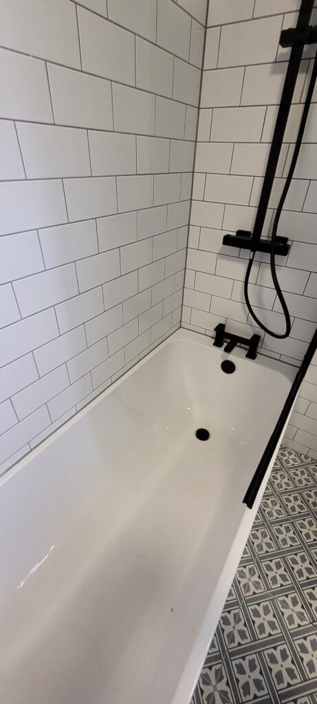 Cut out and reseal of silicone around a bath in a domestic bathroom