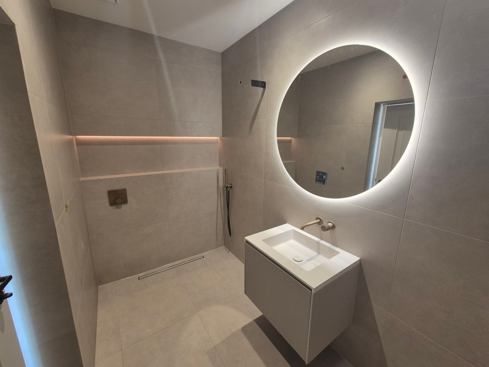 Bathroom Sealant Application