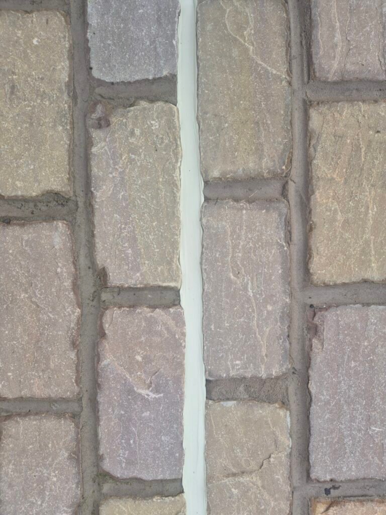 Expansion joint in stonework sealed with mastic